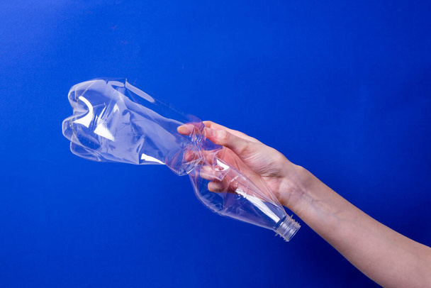 Az üveget tartó kezek fényképe - Fotó, kép