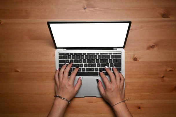 Προβολή Overhead γυναικεία χέρια freelancer δακτυλογράφηση σε φορητό υπολογιστή. - Φωτογραφία, εικόνα