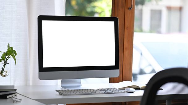 Mockup számítógép üres kijelzővel fehér irodai asztalon. - Fotó, kép