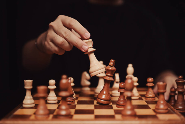 Успішна концепція бізнес-конкуренції. Бізнесмен рухає шахову фігуру і мат під час змагань
. - Фото, зображення