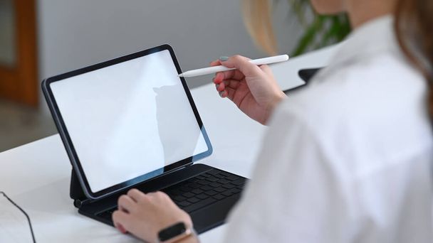 Fiatal üzletasszony kezében stylus toll írás a képernyőn a számítógép tabletta. - Fotó, kép