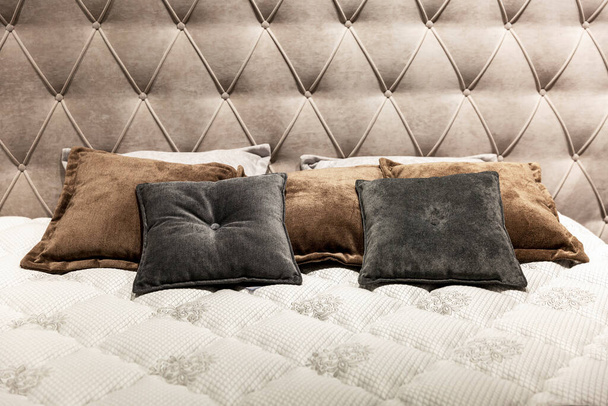 Pillows on a cozy bed. Interior design, decor and functionality. Close-up. - Foto, Bild