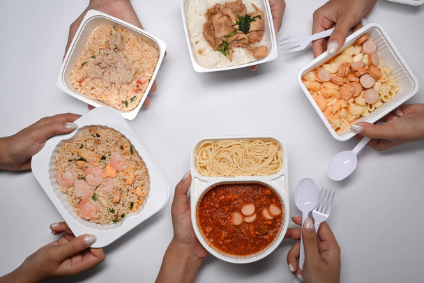 Vista aérea de la mujer con comida congelada lista para microondas y comer. - Foto, Imagen