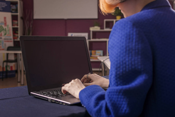 woman using laptop at home - Foto, Imagen