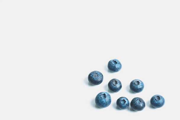fresh blueberries on a white background. top view. - Foto, afbeelding