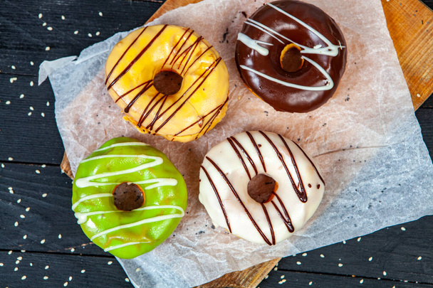 donut envidraçado sobre fundo de madeira - Foto, Imagem