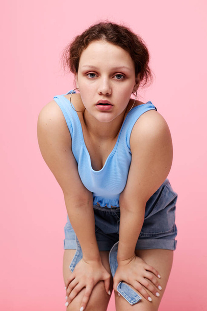 retrato de uma jovem posando moda estilo moderno corte vista inalterada - Foto, Imagem
