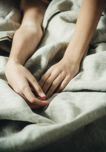 руки на постельное белье крупным планом - Фото, изображение