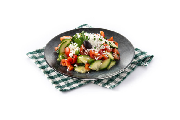 Traditionele Bulgaarse shopska salade met tomaat, komkommer en Bulgaarse sirene kaas geïsoleerd op witte achtergrond - Foto, afbeelding