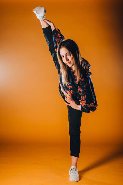 Zeitgenössische Tanzdarstellerin in einem Tanzpraxiskurs - Foto, Bild