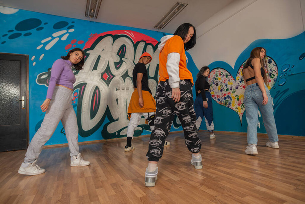 nuoret tanssijat värikkäissä vaatteissa hauskaa tanssia hip-hop, nauttia olla aktiivinen. elämäntapa, nuorten sukupolvi - Valokuva, kuva