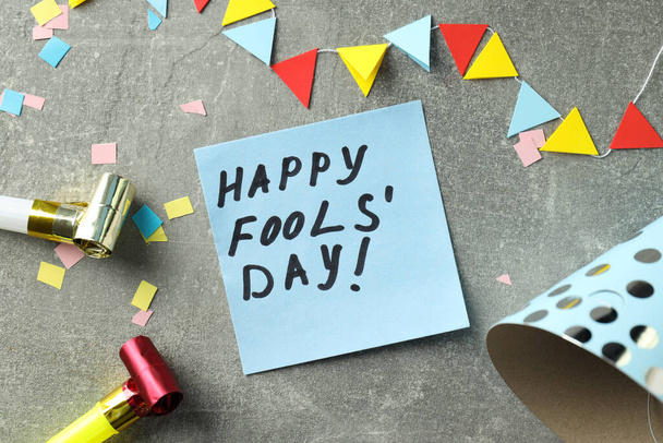 Concept of April Fool 's Day σε γκρι υφή πίνακα - Φωτογραφία, εικόνα
