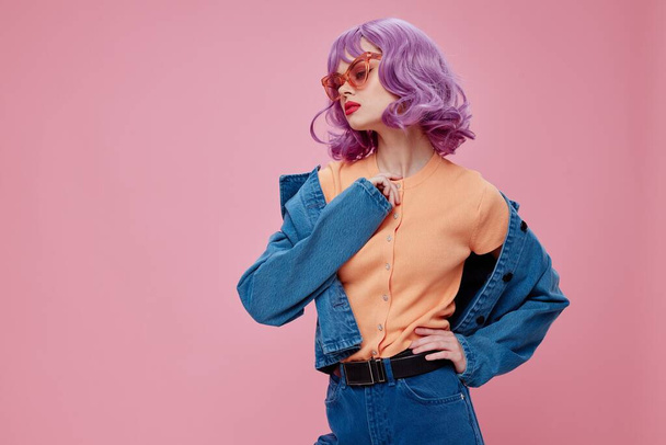 Краса Мода жінка джинсовий одяг мода позує шапку рожеві окуляри рожевий фон незмінний
 - Фото, зображення