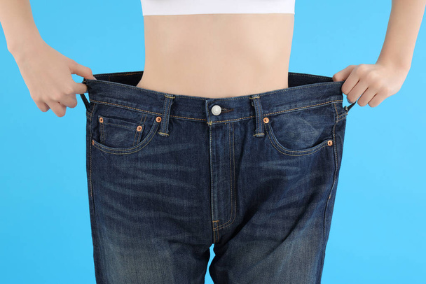 Zayıf bir kızla kilo verme kavramı - Fotoğraf, Görsel