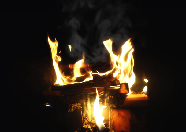As chamas de lenha queimando na lareira de uma casa de campo. Faíscas de carvão. - Foto, Imagem