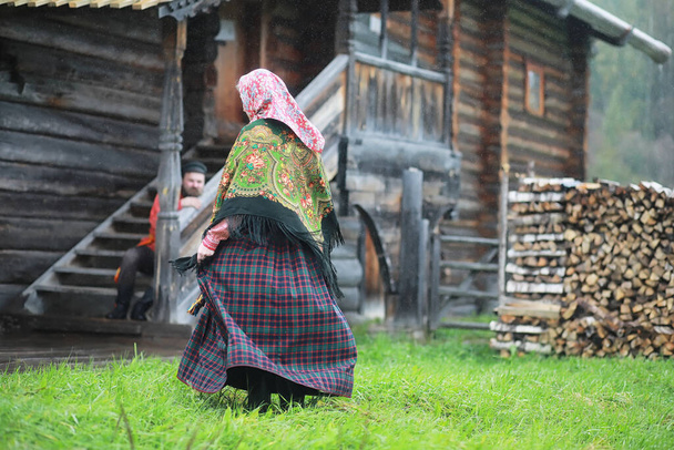 Rituales eslavos tradicionales en el estilo rústico. Al aire libre en verano. Granja de aldea eslava. Campesinos con túnicas elegantes. - Foto, Imagen