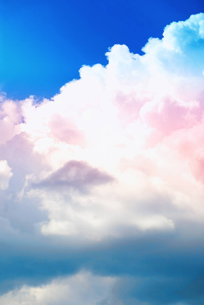 De hauts nuages dans le ciel d'été. Fond du ciel. Observations météorologiques du ciel. - Photo, image