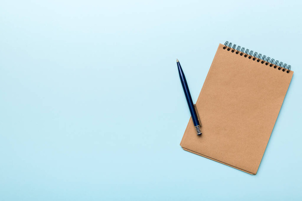 iskolai barna notebook, színes háttérrel, spirál kézműves jegyzettömb az asztalon Felülnézet. - Fotó, kép
