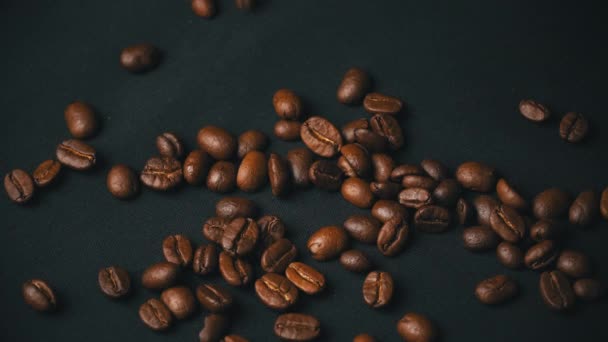 Gros plan de grains de café moka, automne et rebond sur la table - Séquence, vidéo