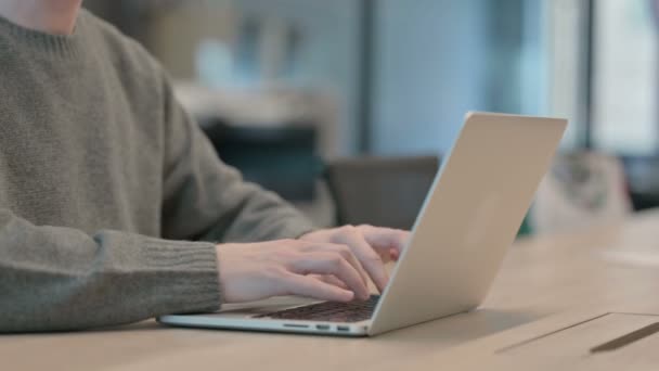 Primer plano de las manos del hombre escribiendo en el ordenador portátil  - Imágenes, Vídeo