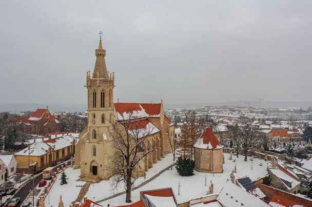 Vista aérea de la Iglesia de San Miguel en Sopron, Hungría. Paisaje urbano de invierno. - Foto, imagen