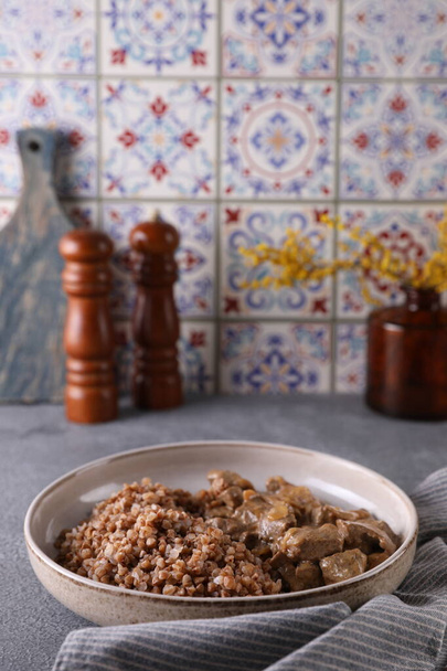 Carne com trigo sarraceno na mesa na cozinha - Foto, Imagem