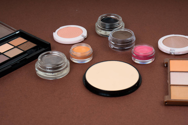 Skupina kosmetických a make-up produktů na pozadí studia - Fotografie, Obrázek