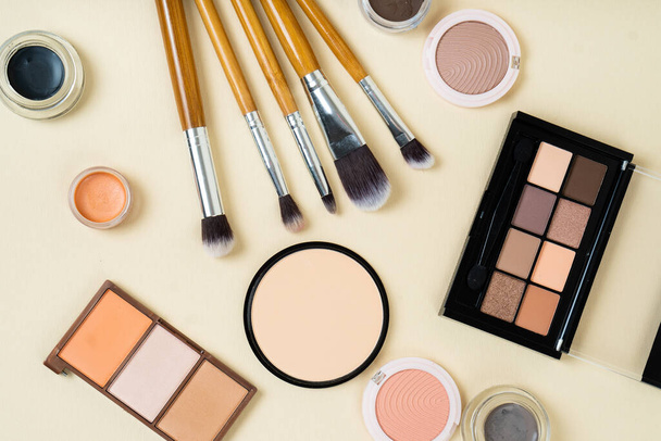 Kosmetik- und Make-up-Produkte auf Studiohintergrund - Foto, Bild