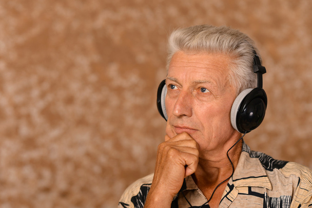 Senior man in headphones - Fotografie, Obrázek