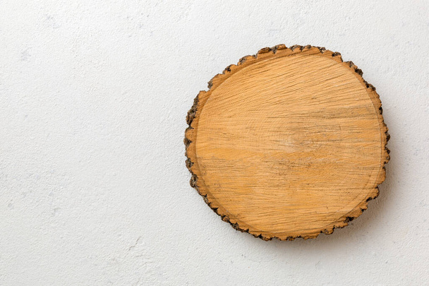 Κάτοψη του ξύλινου δίσκου σερβιρίσματος σε φόντο τσιμέντου. Κενό χώρο για το σχεδιασμό σας. - Φωτογραφία, εικόνα