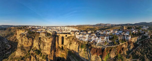 Краєвид на Дрони біля старого мосту Ронди на Андалусії (Іспанія). - Фото, зображення