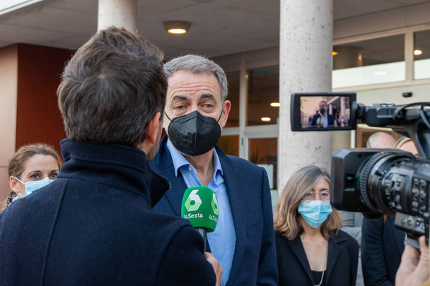 MADRID, SPAGNA, 21 FEBBRAIO 2022- Jose Luis Rodriguez Zapatero, ex Primo Ministro spagnolo, parlando alla stampa durante un evento - Foto, immagini