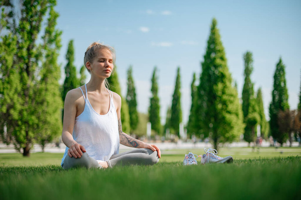 Krásná dívka cvičit jógu venku. Meditace v parku - Fotografie, Obrázek
