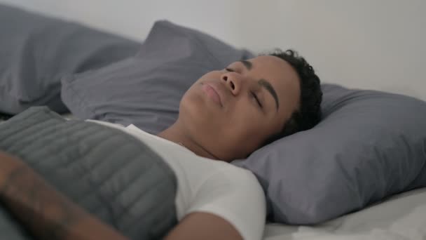 Afrikanerin wacht im Bett auf  - Filmmaterial, Video