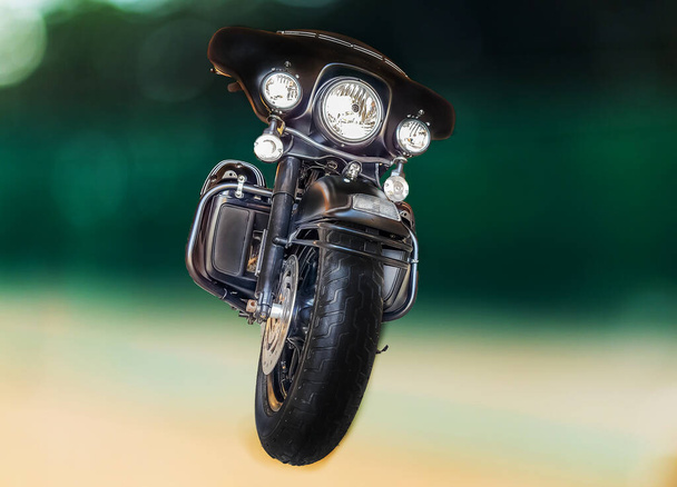 Erős gyönyörű Harley motorkerékpár. Harley Davidson, az út királya, fekete.. - Fotó, kép