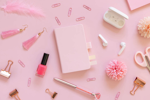 Hardcover notebook és rózsaszín iskolai tartozékok pasztell rózsaszín, Top view, tankönyv mockup. Lányos munkahely ollóval, ceruzával, tollal, gemkapoccsal, fülbevalóval és órával. Vissza az iskolába - Fotó, kép