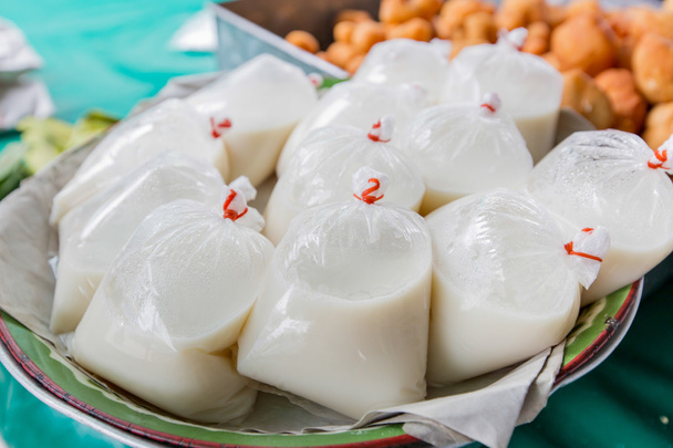 soja melk met gebakken brood stok, Thaise stijl voedsel. - Foto, afbeelding