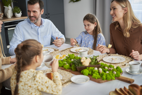 Λευκή πενταμελής οικογένεια που τρώει πασχαλινό φαγητό στο σπίτι - Φωτογραφία, εικόνα