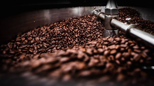 frische Kaffeebohnen und geröstete Spinnerei Köchin professionelle Maschine Nahaufnahme Foto Unschärfe und dunklen Hintergrund in der Fabrik Chiang Rai Thailand - Foto, Bild