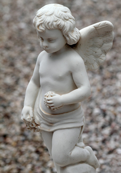Piccolo angelo inginocchiato con ghirlande di fiori
 - Foto, immagini