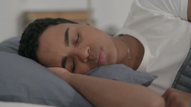 Африканская женщина мирно спит в постели  - Кадры, видео