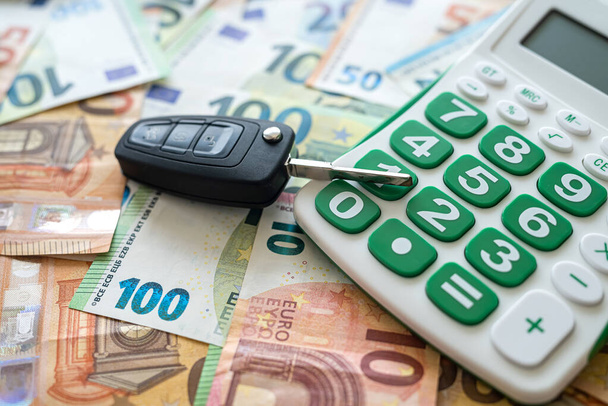  Auto verkoop of huur kostenconcept, euro met rekenmachine en sleutel auto, besparen - Foto, afbeelding