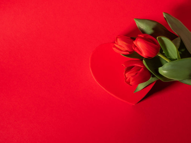 Красные тюльпаны на коробке в форме сердца для женщин, День Святого Валентина - Фото, изображение