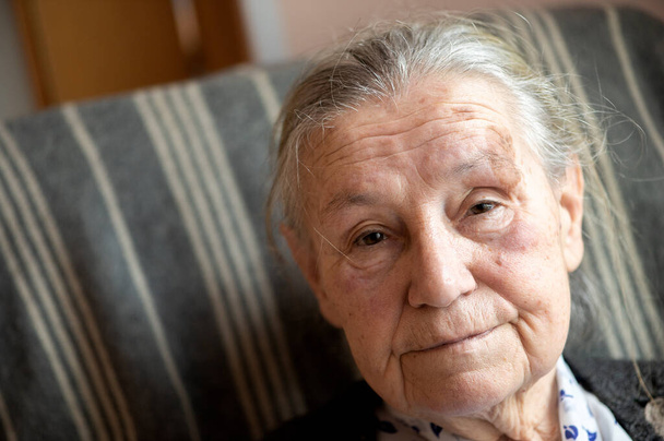 Detailní záběr portrét starší ženy, jak se dívá do kamery - Fotografie, Obrázek