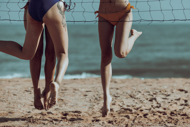 franco Amigos jugando annd saltar playa voleibol cinemático imagen estilo  - Foto, imagen