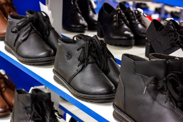 Nowe obuwie męskie na półce sklepu odzieżowego. - Zdjęcie, obraz