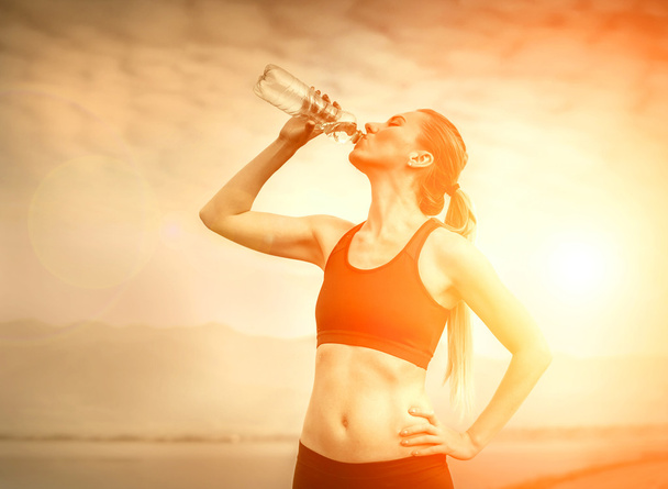 Bevande femminili acqua dopo la corsa
 - Foto, immagini