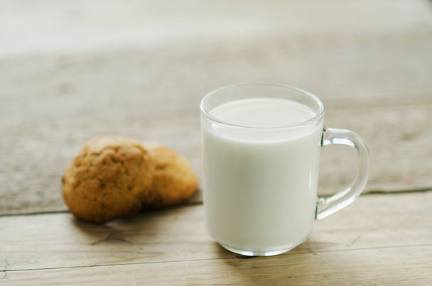 cup of milk with oatmeal cookies - Фото, изображение