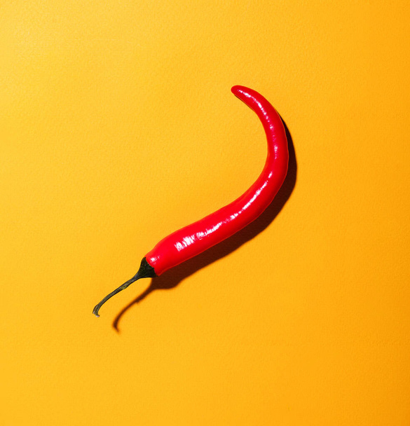 červená chilli paprika na žlutém pozadí - Fotografie, Obrázek
