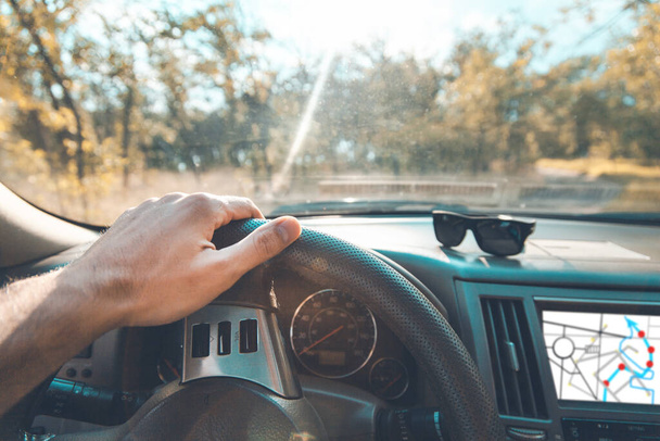man hand steering wheel in nature - Fotoğraf, Görsel